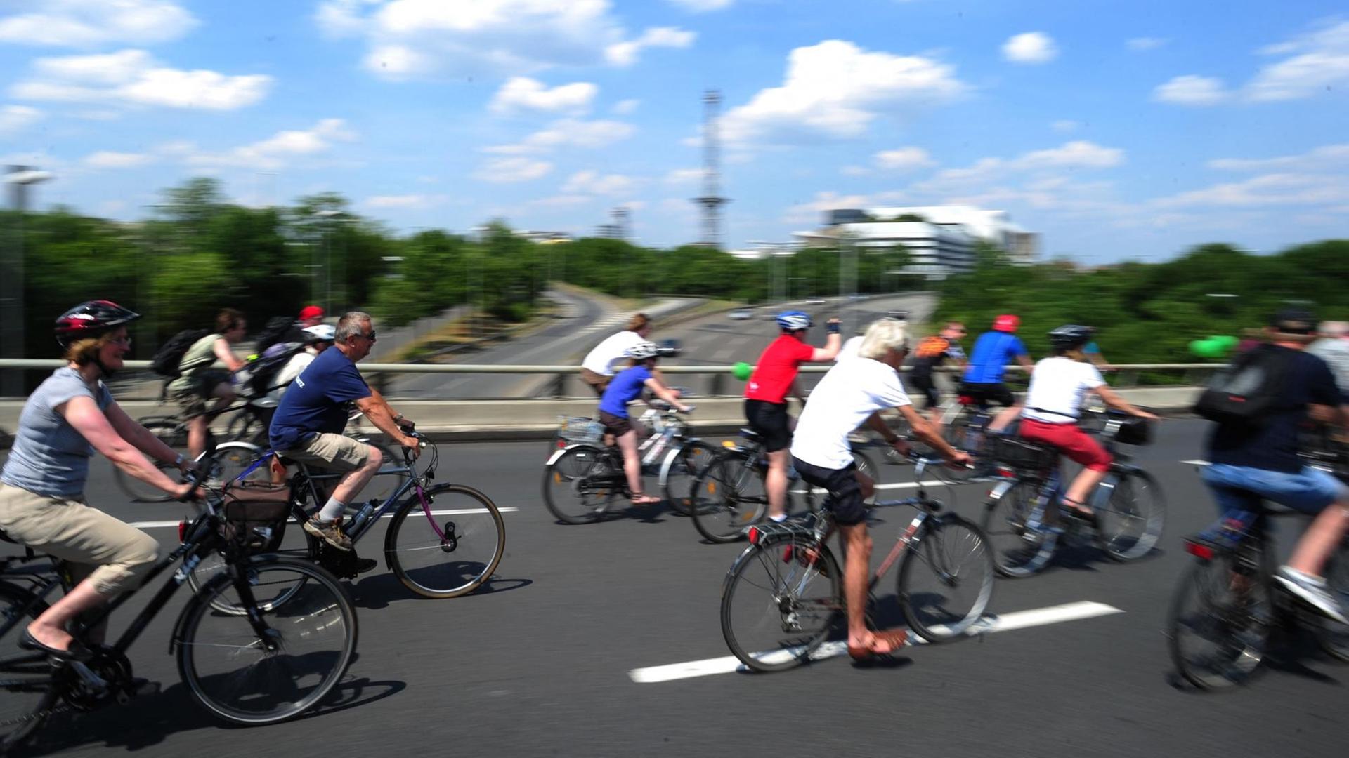 Radler fahren nebeneinander über die mehrspurige Autobahn Radler fahren nebeneinander über die mehrspurige Autobahn