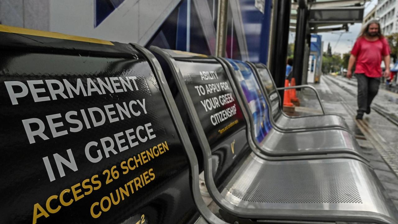 Werbung für "Goldene Visa" an einer Straßenbahnhaltestelle in Athen