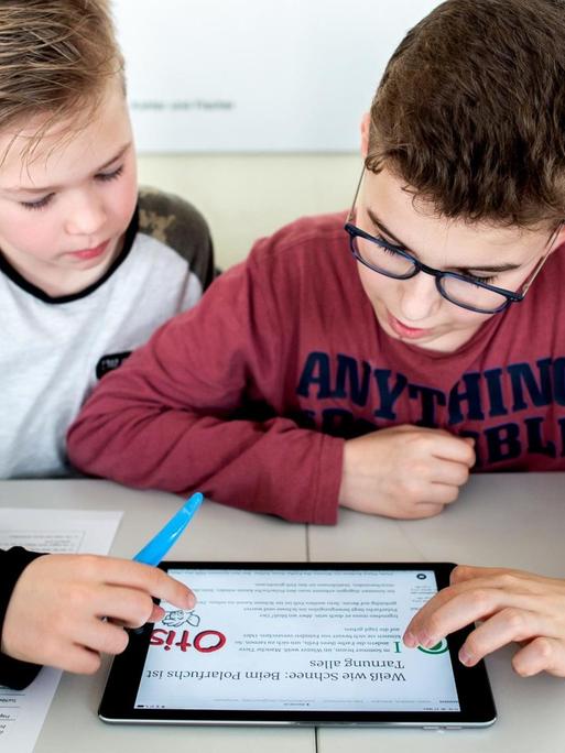 Zwei Schüler lernen während des Unterrichts am Alten Gymnasium Oldenburg mit einem iPad.