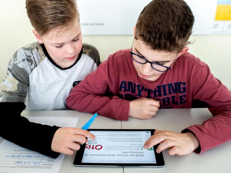 Zwei Schüler lernen während des Unterrichts am Alten Gymnasium Oldenburg mit einem iPad.