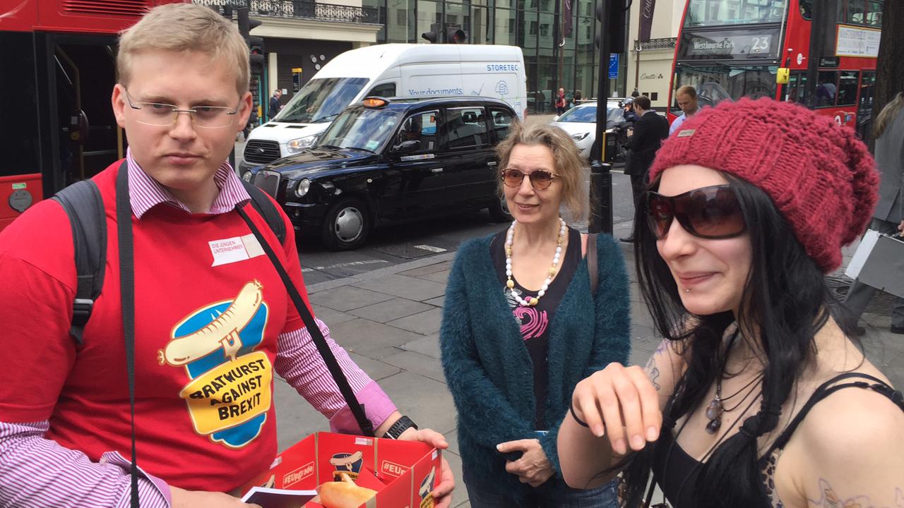 Aktion „Bratwurst gegen Brexit“ des Bundesverbands Junger Unternehmer am Bahnhof Charing Cross in London
