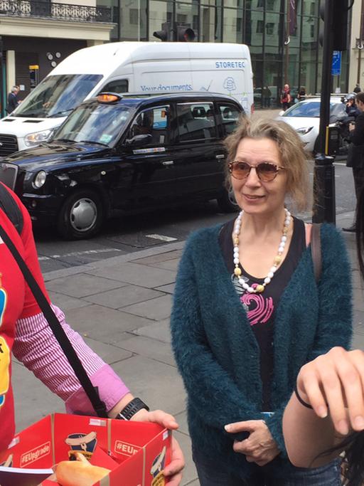 Aktion „Bratwurst gegen Brexit“ des Bundesverbands Junger Unternehmer am Bahnhof Charing Cross in London