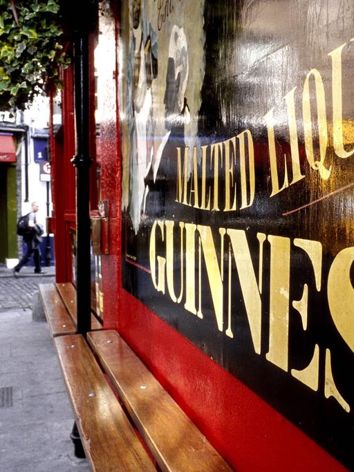 Typisch Dublin: Eine Guiness Kneipe im Stadtteil Temple Bar in Dublin