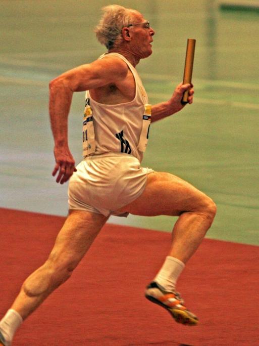 Guido Müller, der 70-jährige Ausnahmesportler, bei einem Staffel-Lauf.