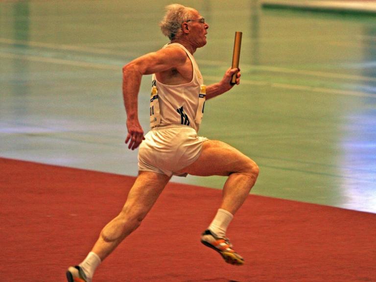Guido Müller, der 70-jährige Ausnahmesportler, bei einem Staffel-Lauf.