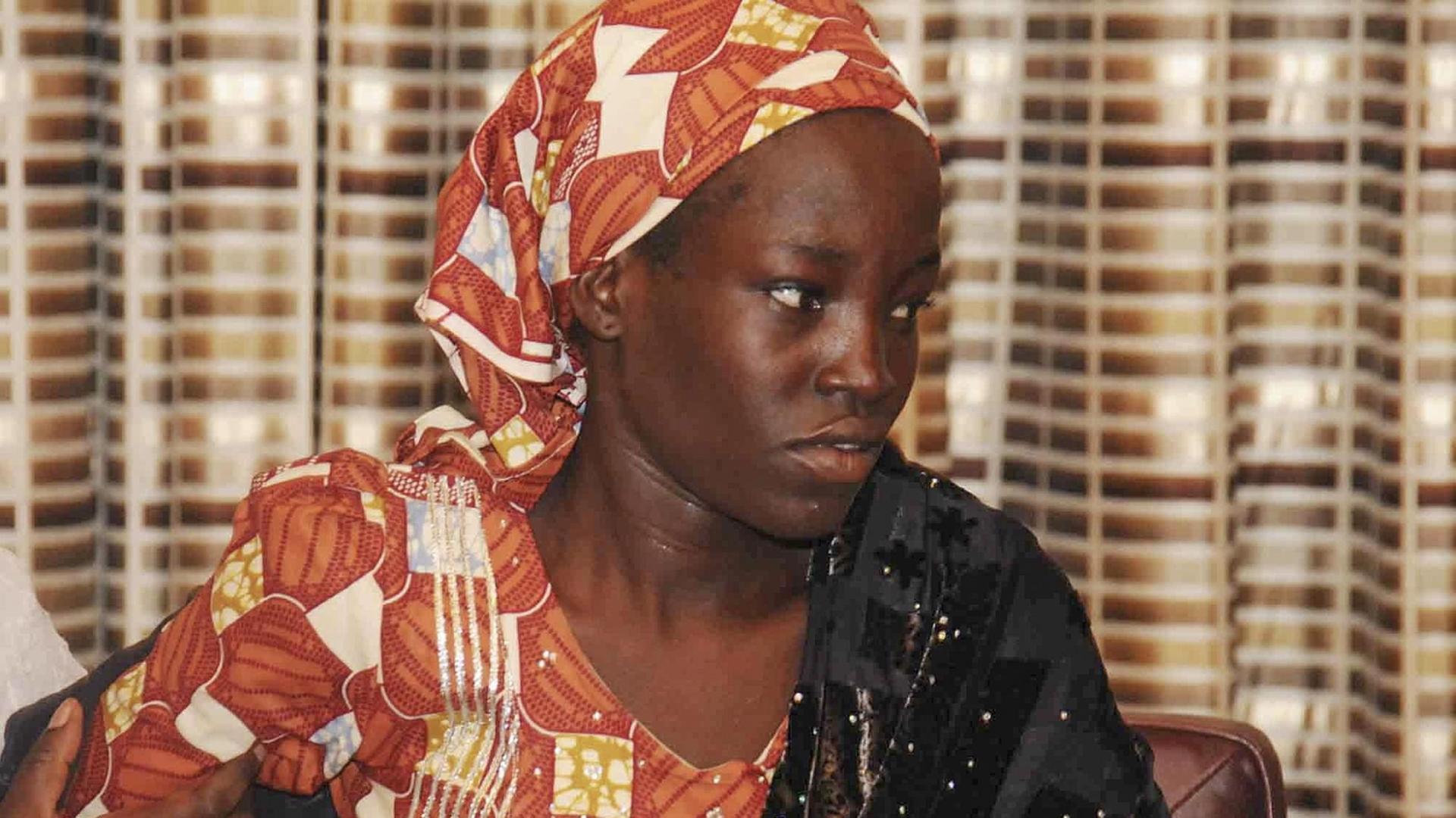 Eine der entführten jungen Frauen aus Chibok ist wieder frei - hier bei einem Empfang bei Nigerias Präsident Buhari.