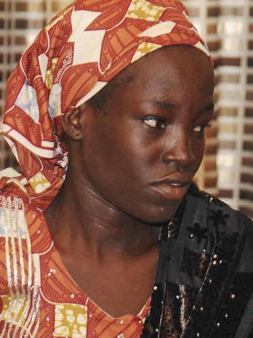 Eine der entführten jungen Frauen aus Chibok ist wieder frei - hier bei einem Empfang bei Nigerias Präsident Buhari.