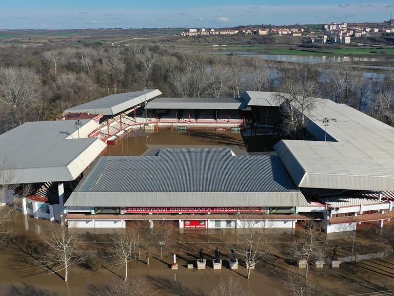 Eine Totale von einem überschwemmten Gebiet und einem Stadion