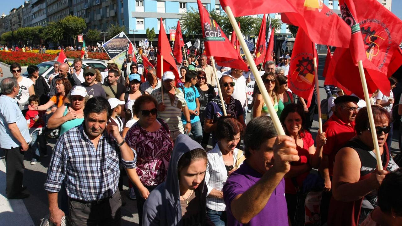 Eine Demonstration gegen die Arbeitslosigkeit am 5. Oktober 2012 in der portugiesischen Stadt Braga. Menschen schwenken Fahnen und halten Transparente. 