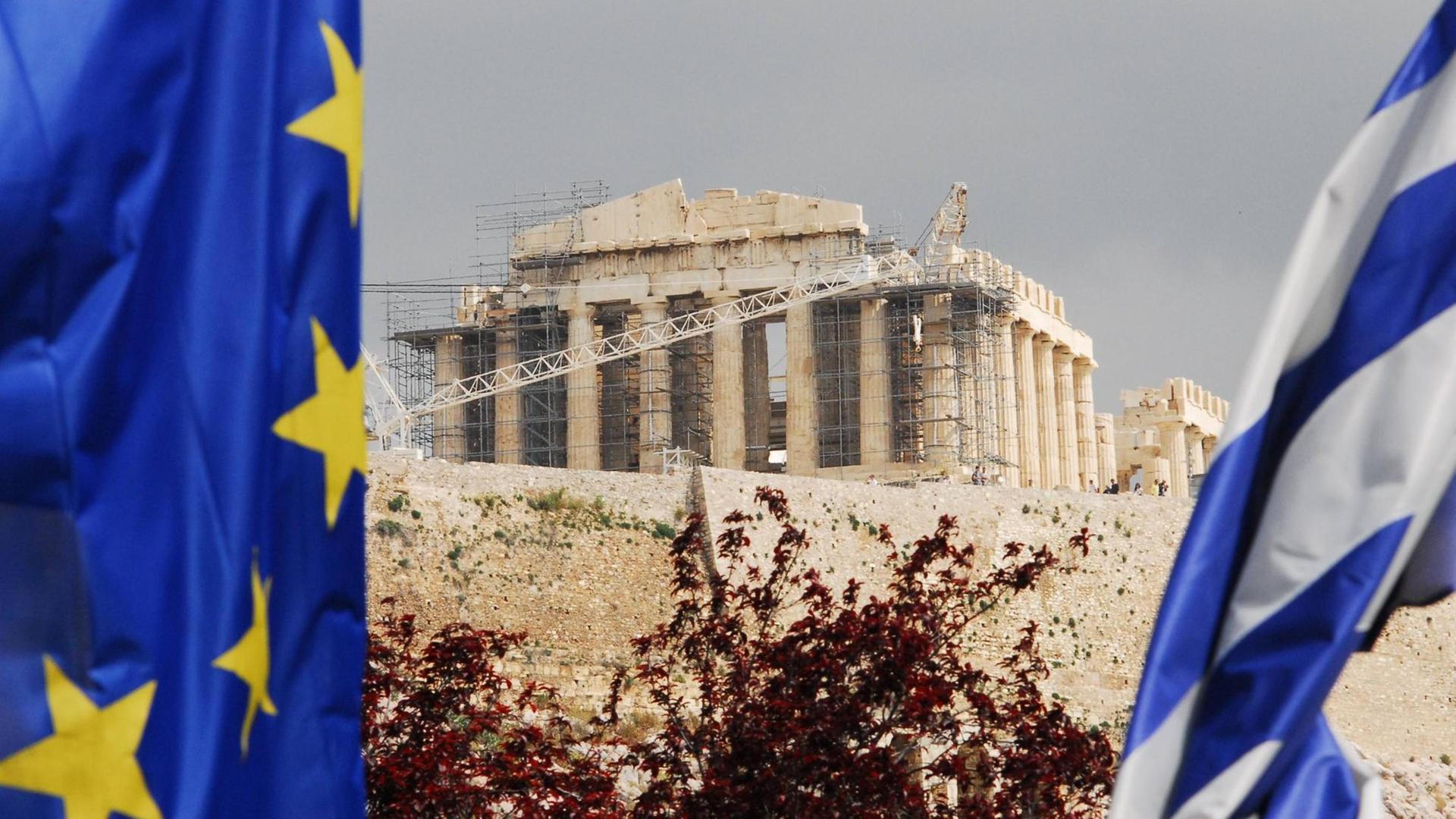 Die Flaggen Griechenlands und der EU vor der Akropolis in Athen