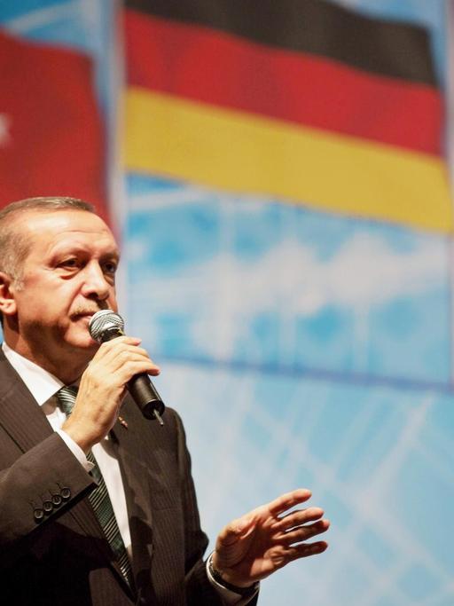 Auftritt des türkischen Ministerpräsident Recep Tayyip Erdogan im Tempodrom in Berlin. Der Premier sprach 2014 vor tausenden Anhängern auf der von den European Turkish Democrats (UETD) organisierten Veranstaltung.