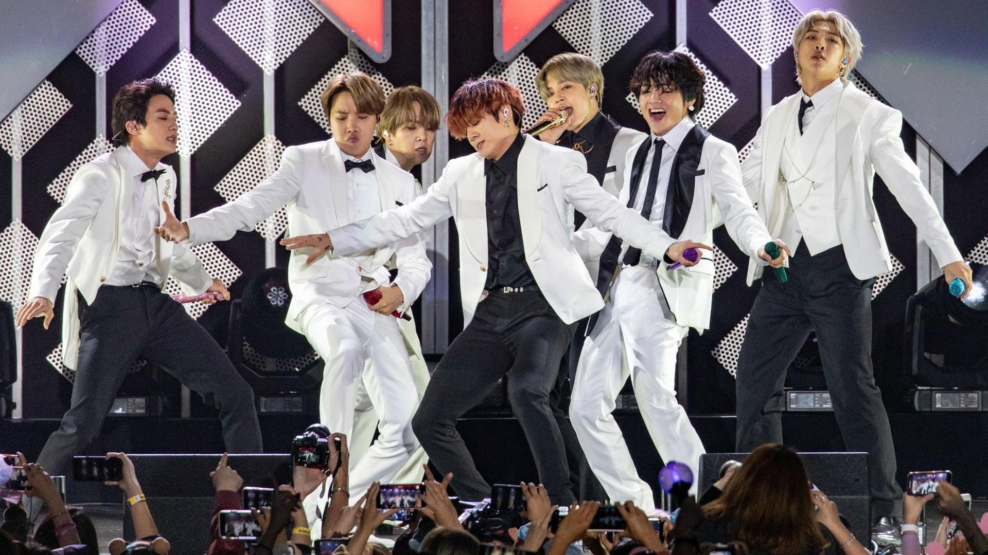 Jin, Suga, J-Hope, RM, Jimin, V and Jungkook der koreanischen K-Pop Band BTS, 2019.