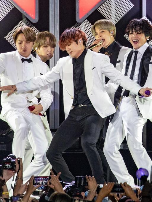 Jin, Suga, J-Hope, RM, Jimin, V and Jungkook der koreanischen K-Pop Band BTS, 2019.