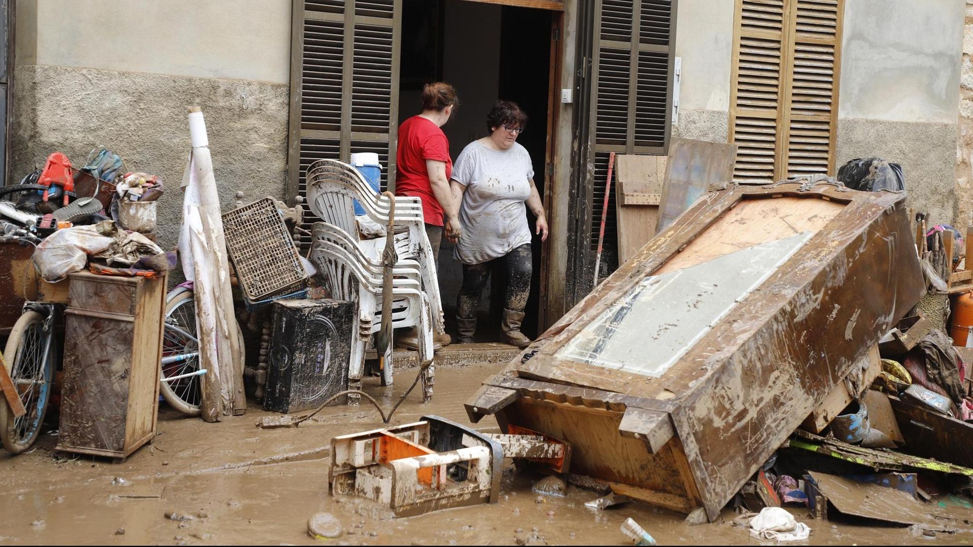 Mallorca, Sant Llorenc des Cardassar: Anwohner befreien nach einem schweren Unwetter ihr Haus von Schlamm und Trümmern.
