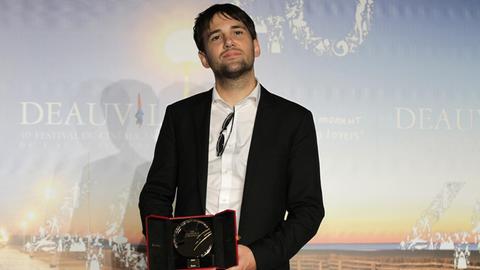 Der US-Filmemacher David Robert Mitchell hält den Preis für seinen Film "It follows" auf dem 40. Deauville American Film Festival in der Hand.