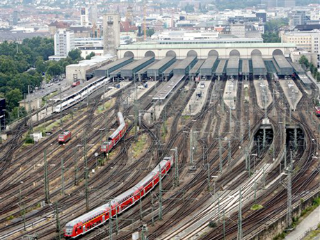 Regionalzüge fahren in den Hauptbahnhof Stuttgart ein.
