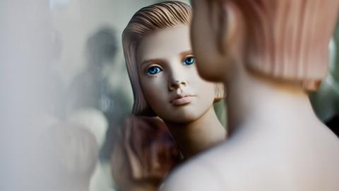 Zwei Schaufensterfiguren schauen sich an.