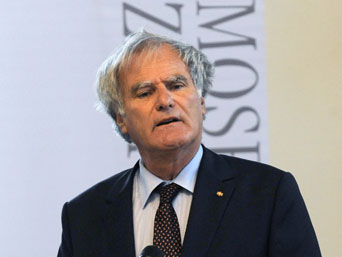 Der Historiker Julius H. Schoeps spricht in Potsdam anlässlich der Verleihung der Moses-Mendelssohn-Medaille 2012.