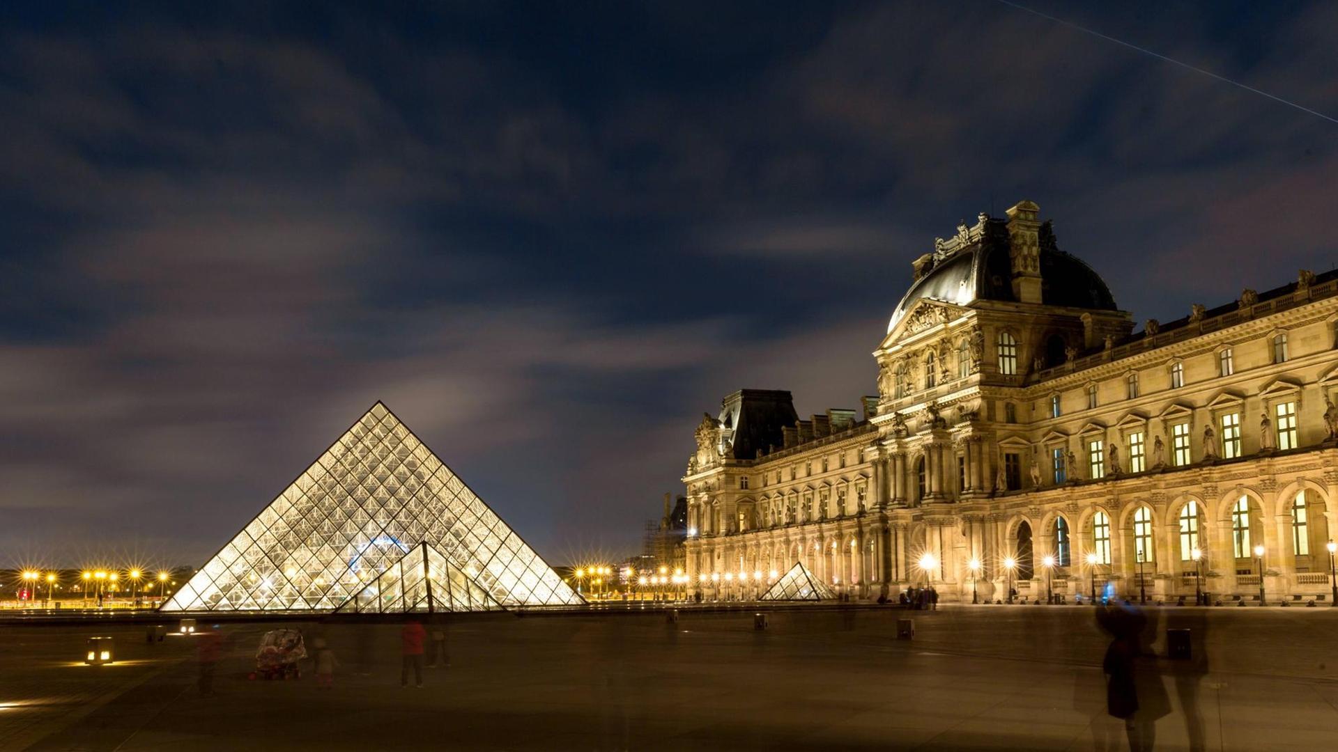 Das französische Kunstmuseum Louvre am Abend.
