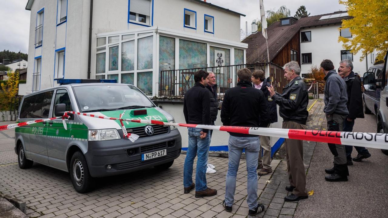 Zahlreiche Polizeibeamte stehen am 19.10.2016 in Georgensgmünd (Bayern) vor dem Grundstück eines sogenannten Reichsbürgers.