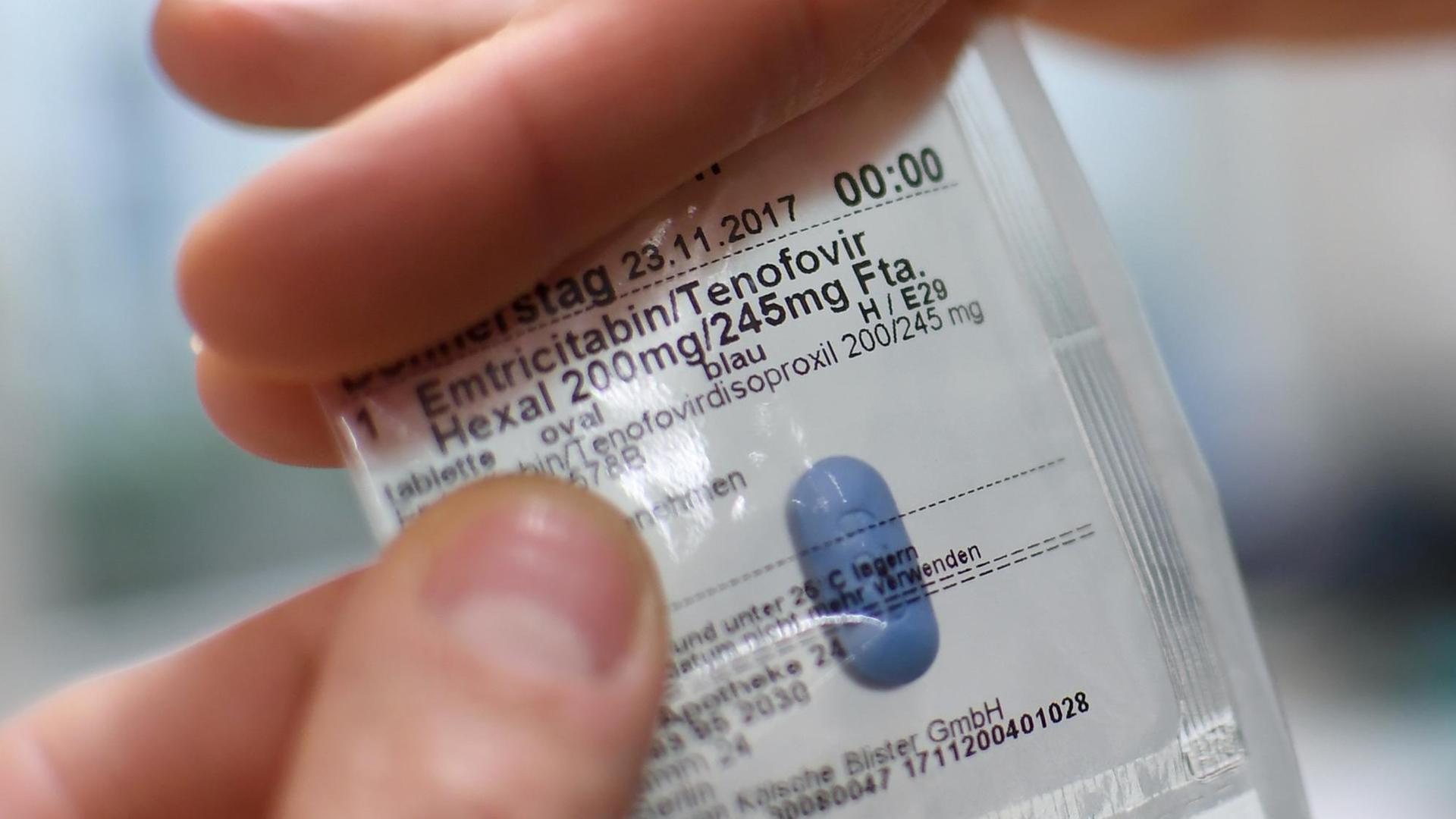 Eine Apothekerin hält am 23.11.2017 in Berlin einen Blister mit dem Medikament Emtricitabin in der Hand. In einem solchem Blister werden die Medikamente für HIV-Vorbeugung (PrEP, Prä-Expositions-Prophylaxe) mit Tabletten ausgegeben.