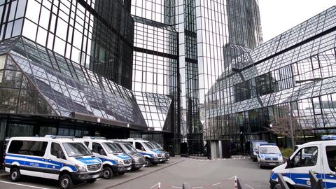 Polizeiautos stehten vor dem Gebäude der Deutschen Bank in Frankfurt am Main.
