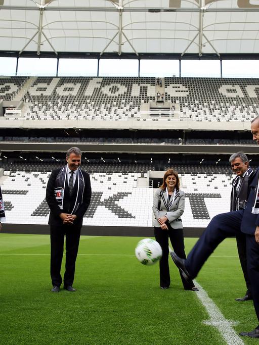 Ganz rechts der türkische Präsident Recep Tayyip Erdogan, zweiter von links der türkische Premierminister Ahmet Davutoglu und der frühere türkische Präsident Abdullah Gul bei der Eröffnungszeremonie von Besiktas neuem Stadium, der Vodafone Arena in Istanbul, im April 2016
