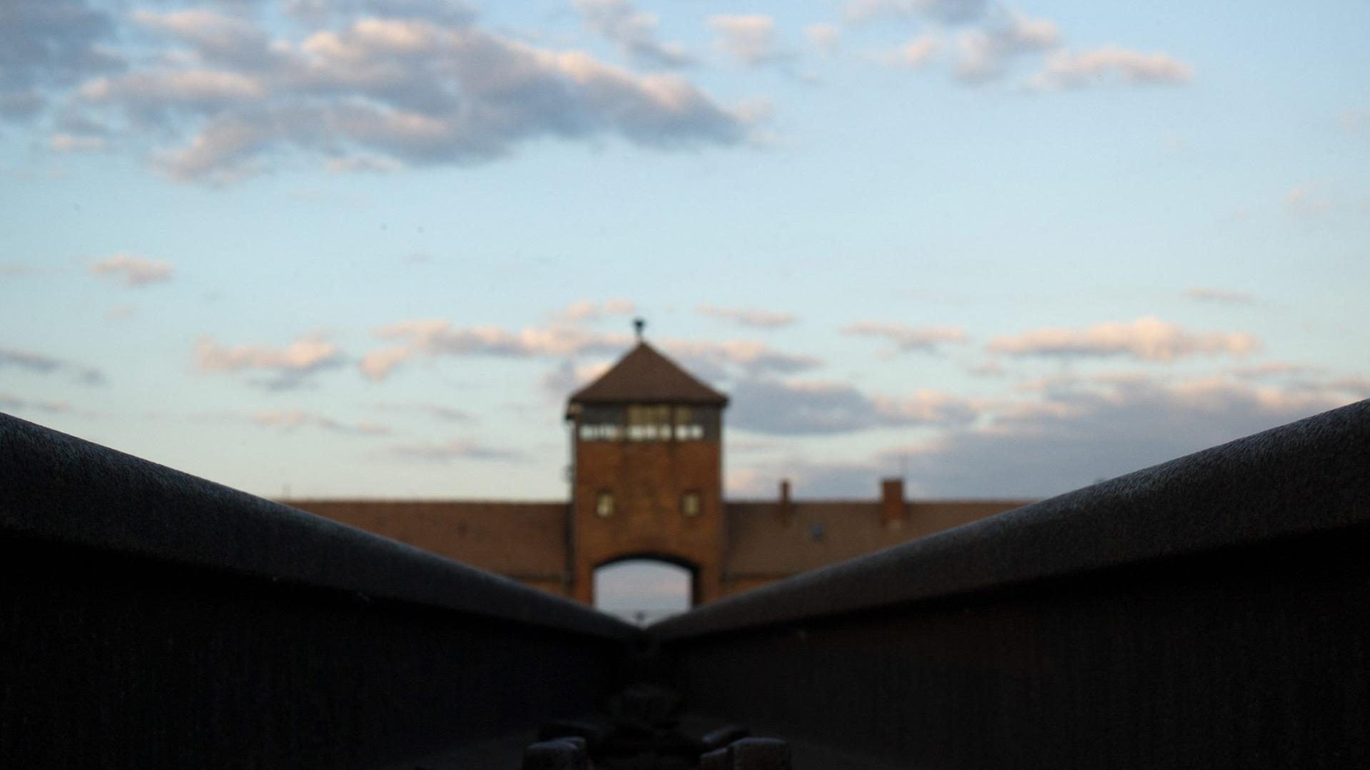 Blick auf das Lagertor des nationalsozialistischen Vernichtungslagers Auschwitz-Birkenau
