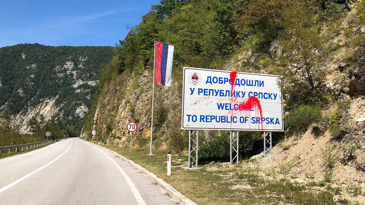 Dieses Schild entlang der Straße von Sarajevo nach Banja Luka markiert den Beginn der Republika Srbska. Das Schild ist mit roter Farbe beschmiert.