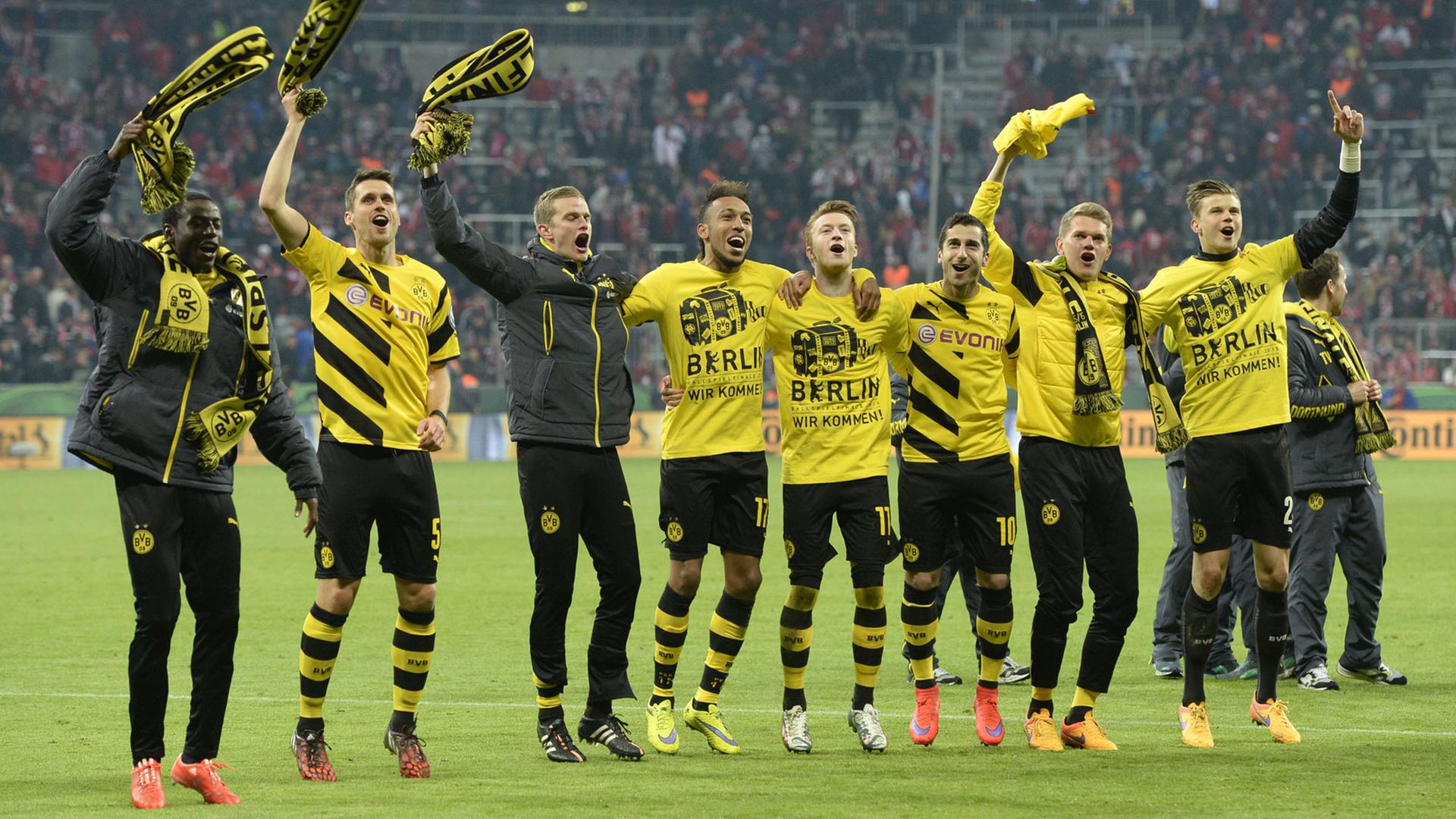 Dortmunder Spieler jubeln am 28.04.2015 über ihren Sieg gegen den FC Bayern München 