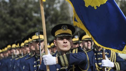 Mitglieder der Sicherheitskräfte des Kosovo (KSF) nehmen am 5. März 2017 an anlässlich des 19. Jahrestags der Tötung des Kommandeurs der Befreiungsarmee der UCK, Adem Jashari, an einer Zeremonie in Pristina teil.