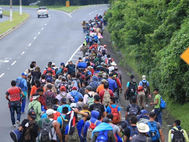 Migranten aus Honduras marschieren in Guatemala in einer Karawane in Richtung der mexikanischen Grenze