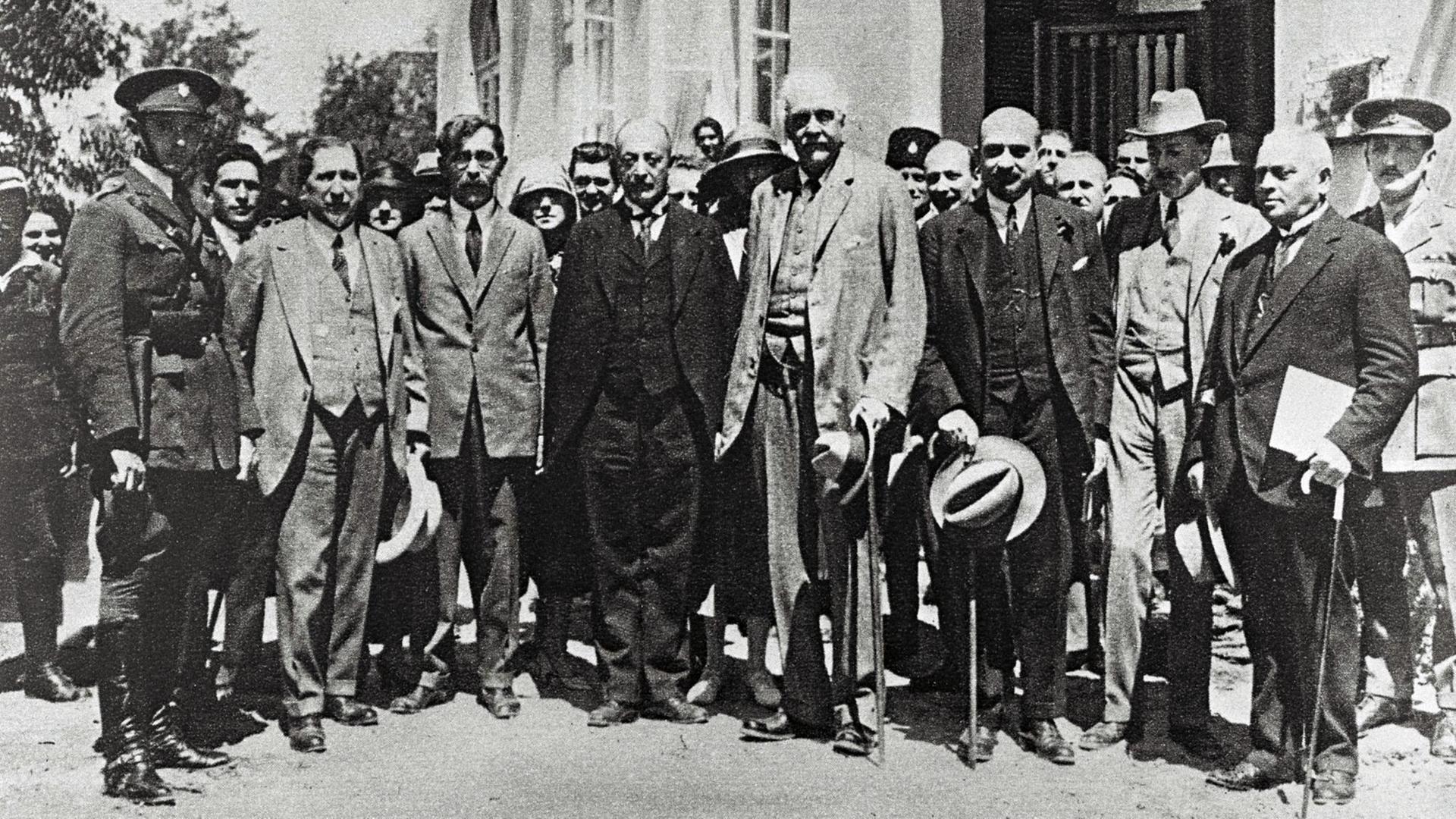 Arthur Balfour, der ehemalige britische Premierminister, und Chaim Weizmann, der zukünftige erste Präsident Israels bei einem Besuch in Tel Aviv im Jahre 1925