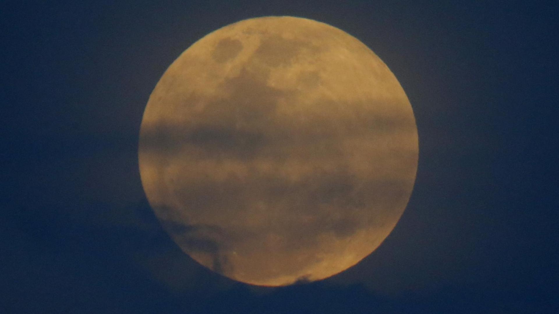 31.01.2018, Philippinen, Legazpi: Der Mond geht in einer seltenen Kombination aus Supermond, Blutmond und Mondfinsternis über den Philippinen auf.