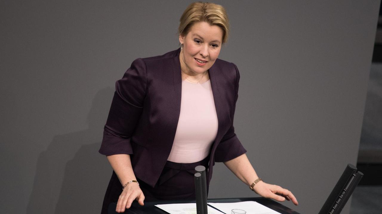 Franziska Giffey (SPD), Bundesfamilienministerin, spricht bei der 150. Sitzung des Bundestages. 