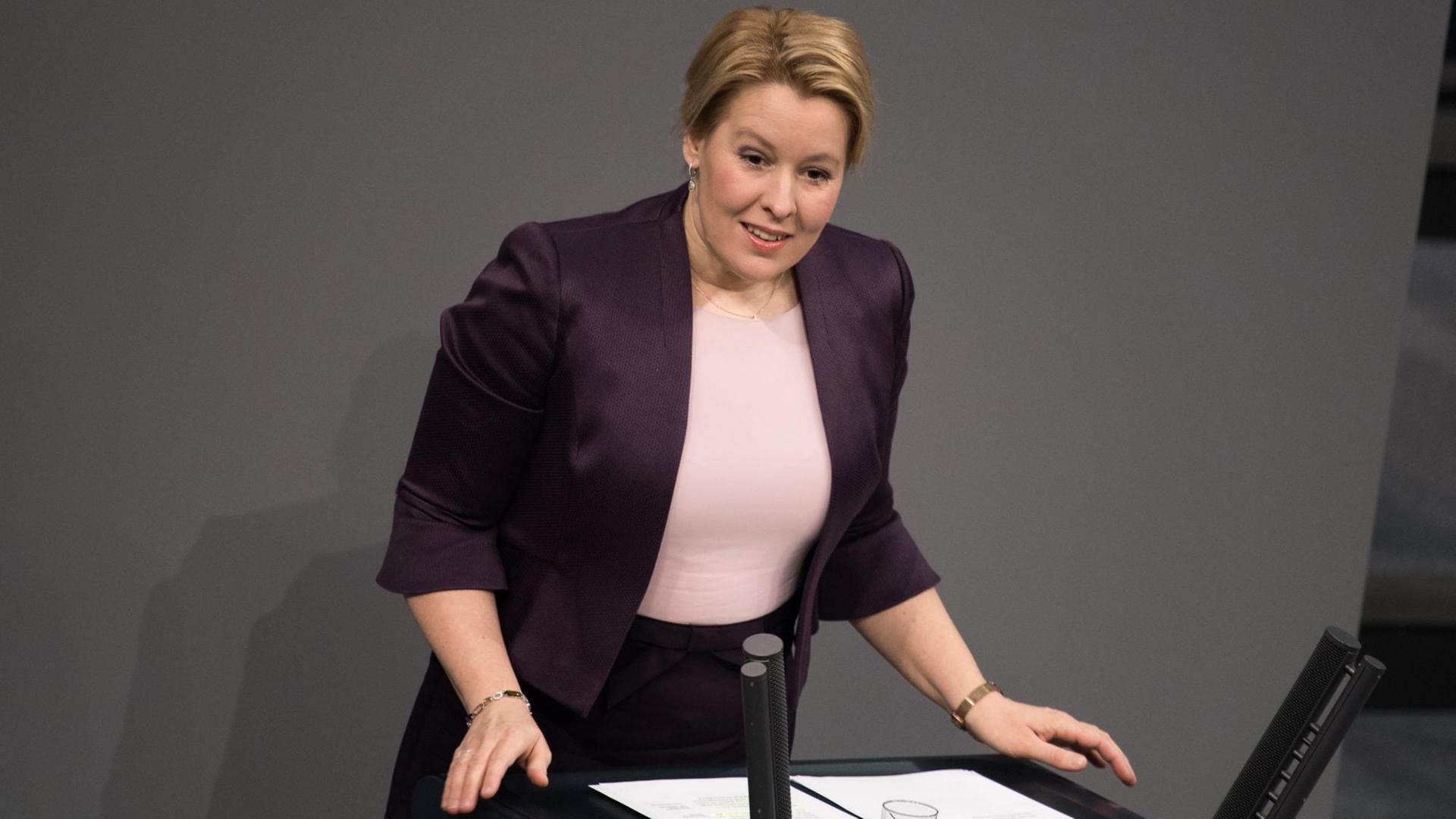 Franziska Giffey (SPD), ehemalige Bundesfamilienministerin, spricht bei der 150. Sitzung des Bundestages.