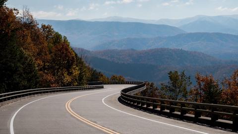 Der Foothills Parkwayeine Straße zwischen Walland und Wears Valley mit Blick auf den Great Smoky Mountains National Park in Tennessee, USA