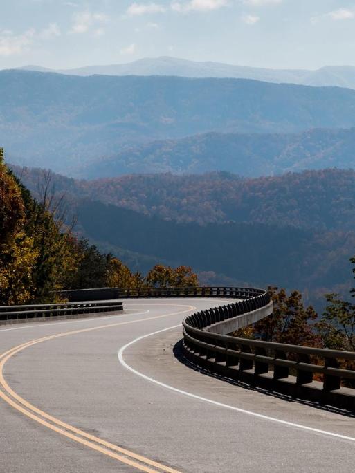 Der Foothills Parkwayeine Straße zwischen Walland und Wears Valley mit Blick auf den Great Smoky Mountains National Park in Tennessee, USA