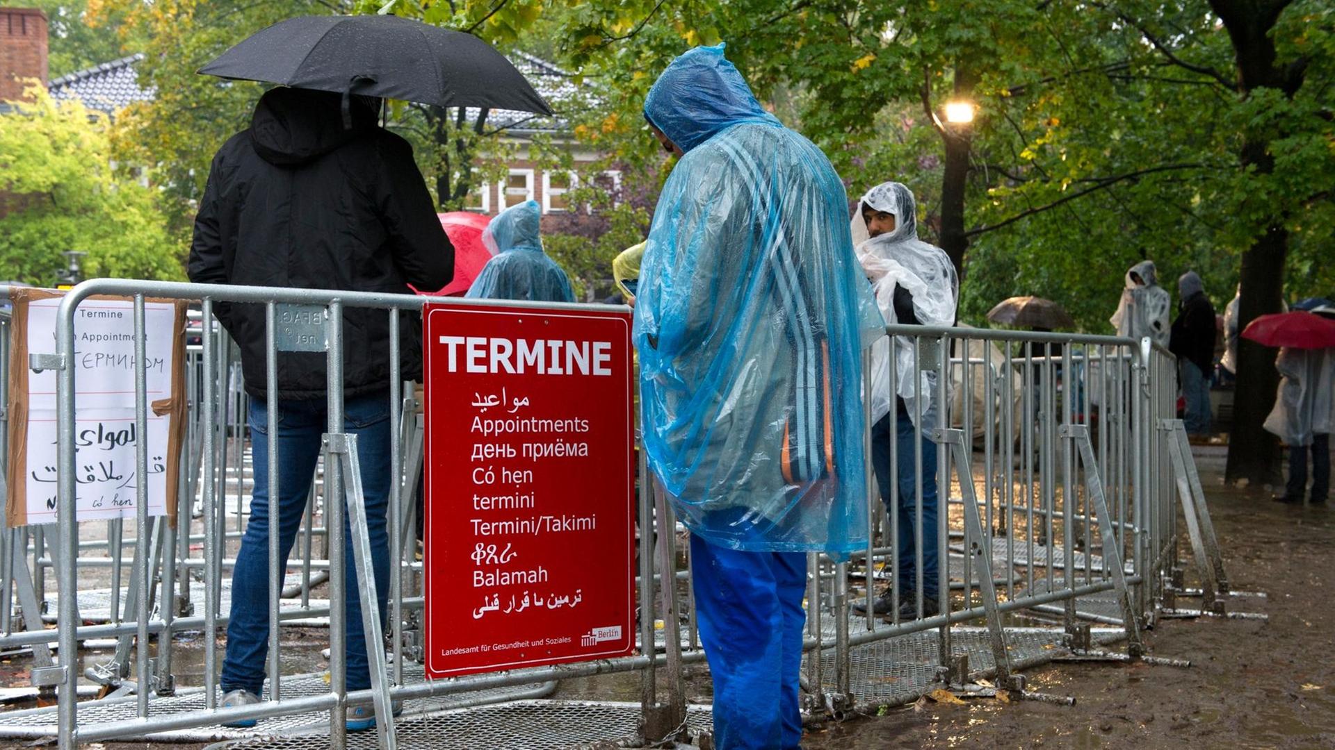 Flüchtlinge warten im Regen vor dem LaGeSo in Berlin auf einen Termin.