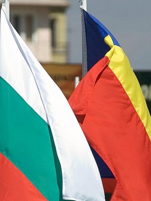 Die Fahnen von Rumänien und Bulgarien wehen neben Flaggen der EU