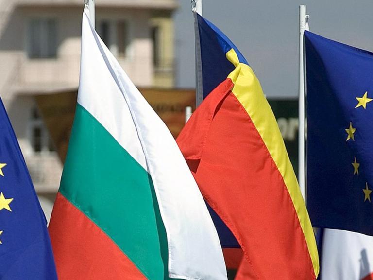 Die Fahnen von Rumänien (zweite von rechts) und Bulgarien wehen neben Flaggen der EU.