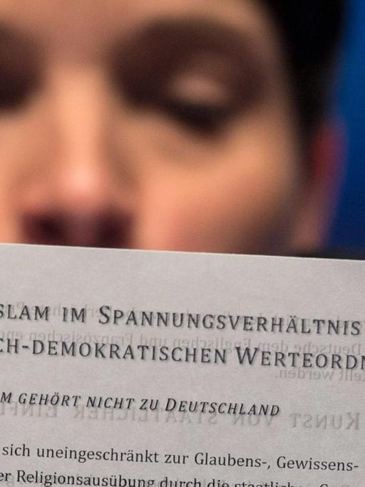 AfD-Chefin Frauke Petry mit dem Programm der Partei und der Überschrift "Der Islam gehört nicht zu Deutschland"
