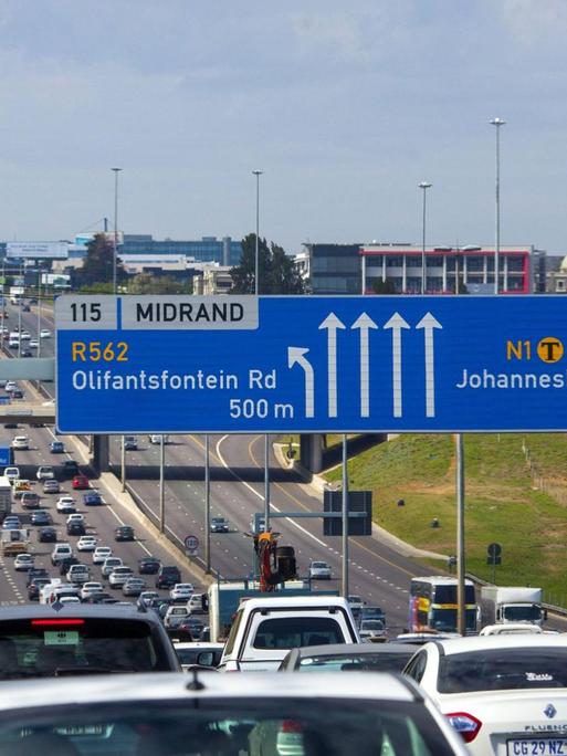 Verkehr auf der Autobahn N1 zwischen Pretoria und Johannesburg in Südafrika.
