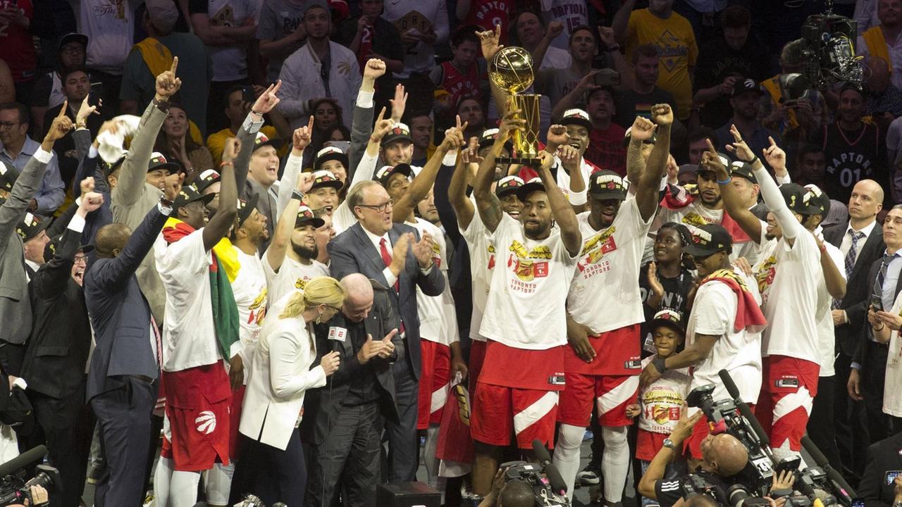 Die Toronto Raptors feiern ihren Sieg im Finale der NBA: Der Titel geht damit erstmalig nach Kanada.