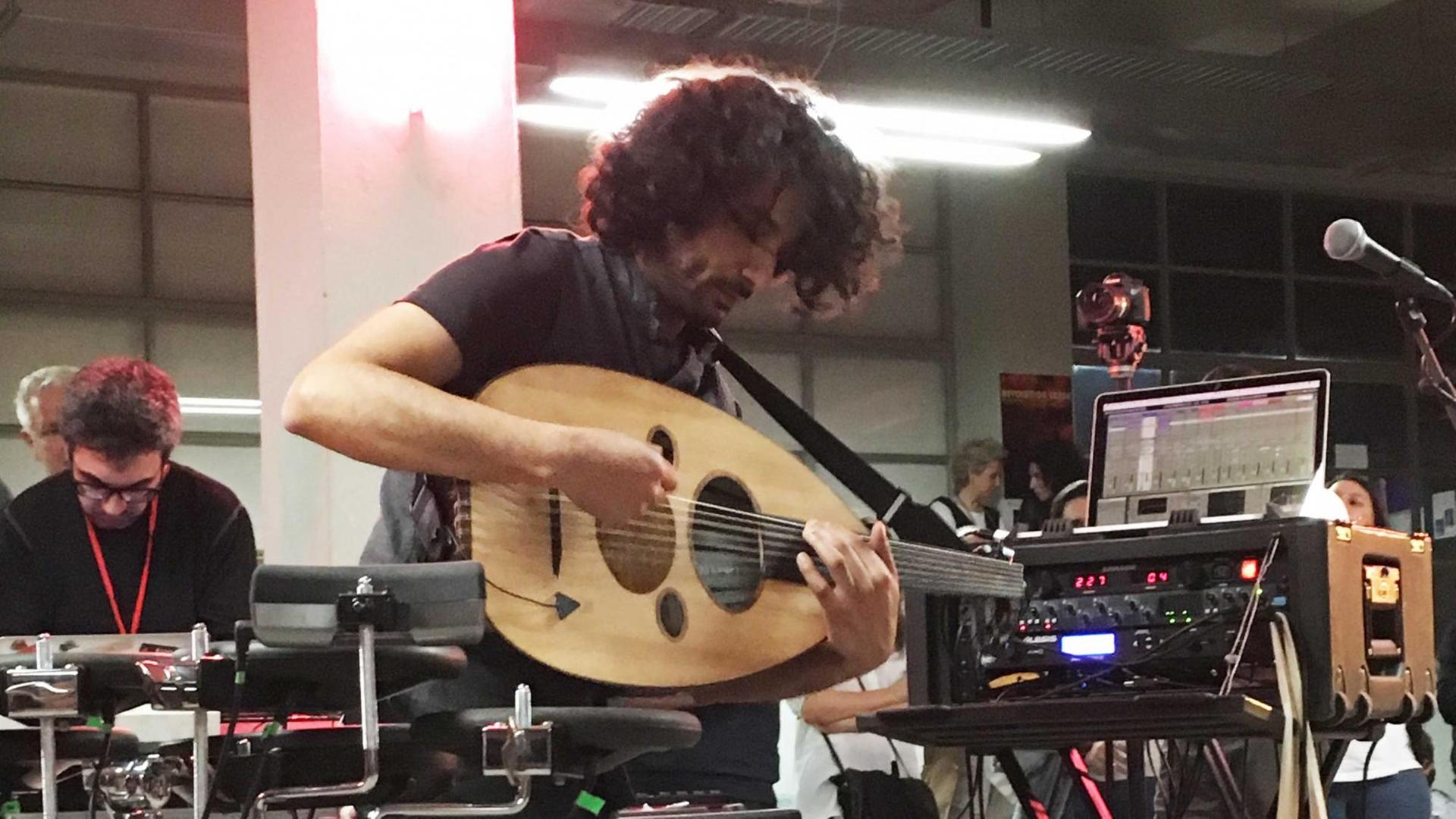 Der irakische Musiker Khyam Allami an der elektronischen Oud beim Irtijal-Festival in Beirut 2017.