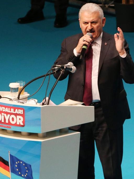 Türkischer Ministerpräsident Binali Yildirim bei einer Rede in Oberhausen.