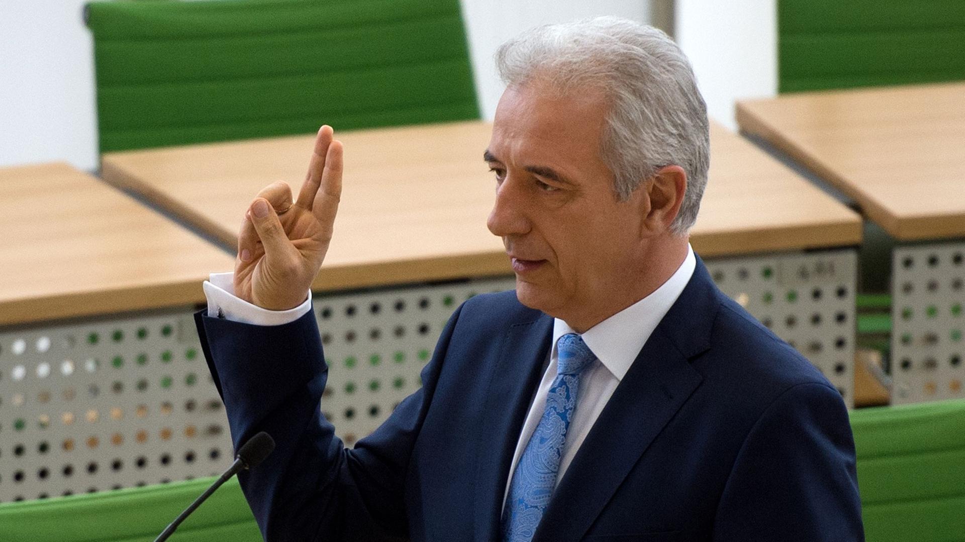 Stanislaw Tillich hebt die Hand für den Amts-Eid. Stanislaw Tillich hebt die Hand für den Amts-Eid.
