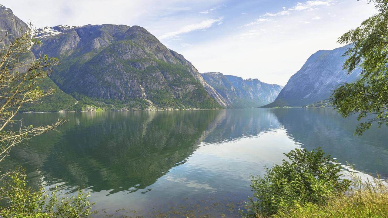 Der Eidfjord, ein Teil des Hardangerfjords, mit Spiegelung der Berge