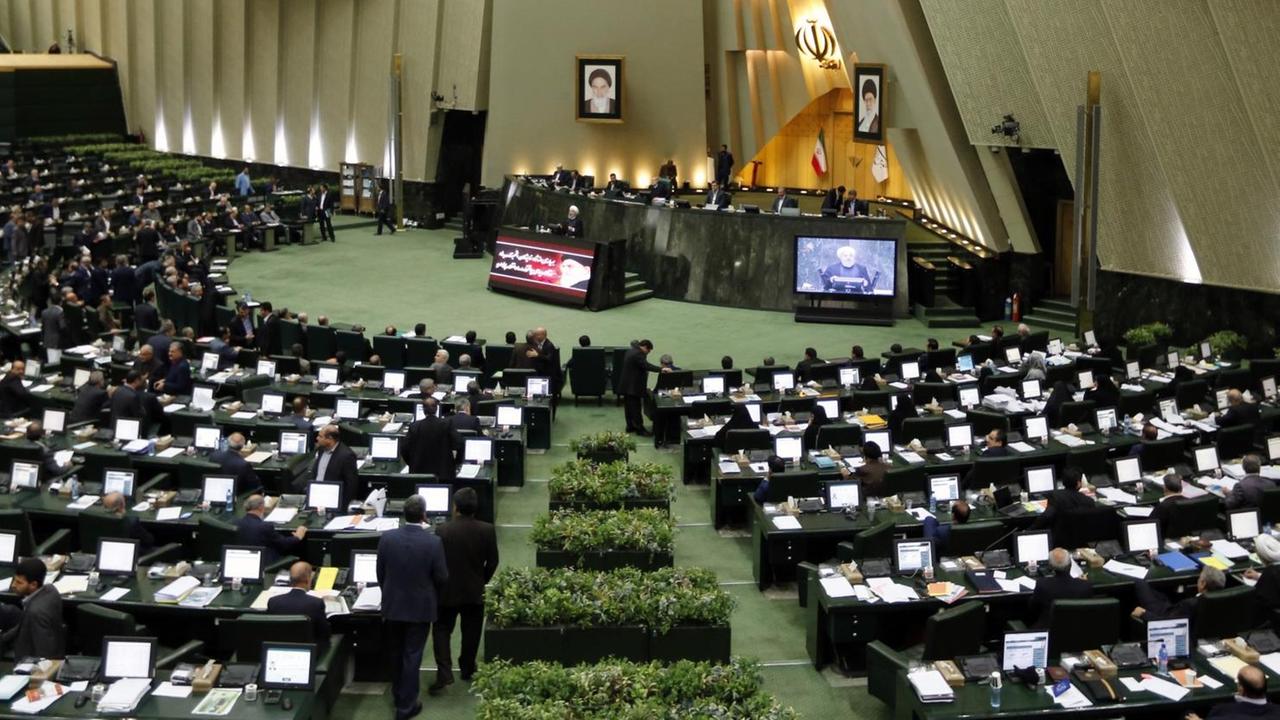 Das Bild zeigt das iranische Parlament, hier im Dezember 2017, als Präsident Rohani den Haushaltsentwurf vorstellt. Das Bild zeigt das iranische Parlament, hier im Dezember 2017, als Präsident Rohani den Haushaltsentwurf vorstellt.