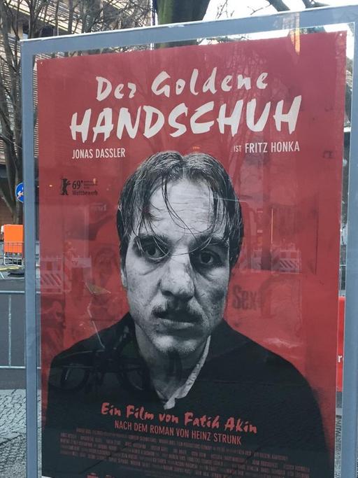 Das Filmplakat "Der Goldene Handschuh" auf der Straße vor dem Berliner Filmpalast zeigt den Schauspieler Jonas Dassler als Fritz Honka.